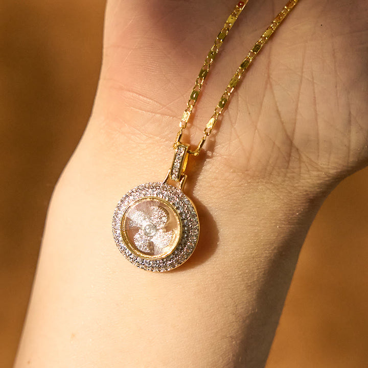 Collier pendentif rotatif en cuivre plaqué or et laiton avec moulin à vent et balance Fu