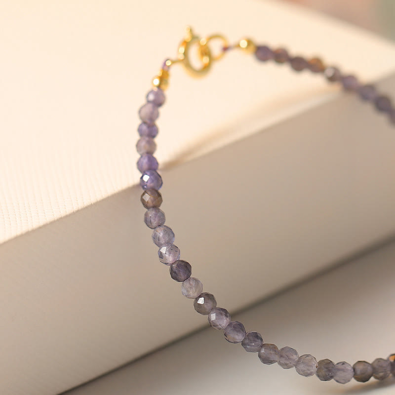 Bracelet de communication en cuivre plaqué or 14 carats avec perles ultra-fines en améthyste et iolite de 3 mm de Buddha Stones