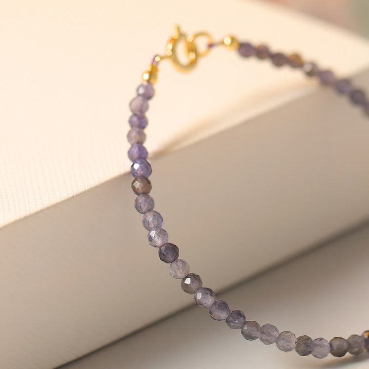 Bracelet de communication en cuivre plaqué or 14 carats avec perles ultra-fines en améthyste et iolite de 3 mm de Buddha Stones