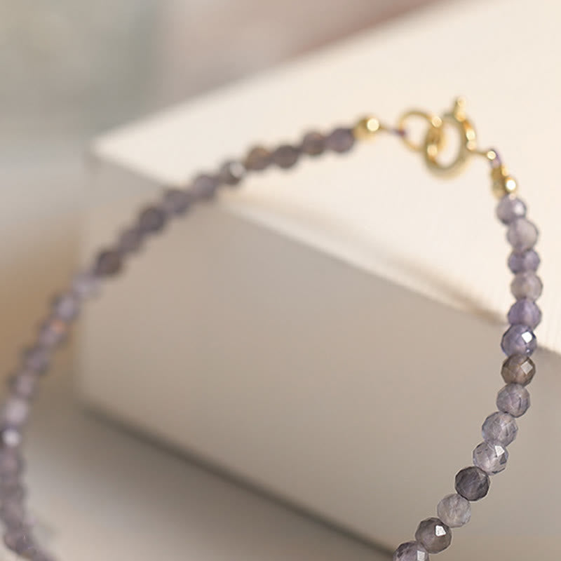 Bracelet de communication en cuivre plaqué or 14 carats avec perles ultra-fines en améthyste et iolite de 3 mm de Buddha Stones