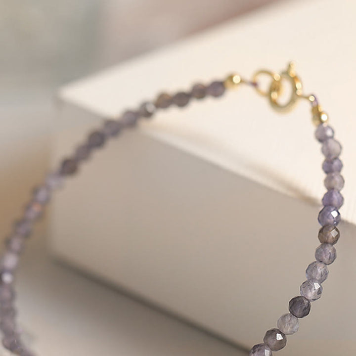 Bracelet de communication en cuivre plaqué or 14 carats avec perles ultra-fines en améthyste et iolite de 3 mm de Buddha Stones