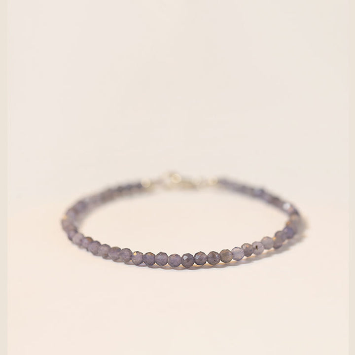 Bracelet de communication en cuivre plaqué or 14 carats avec perles ultra-fines en améthyste et iolite de 3 mm de Buddha Stones - Iolite 3 mm (Tour de poignet : 16 cm) - image 0