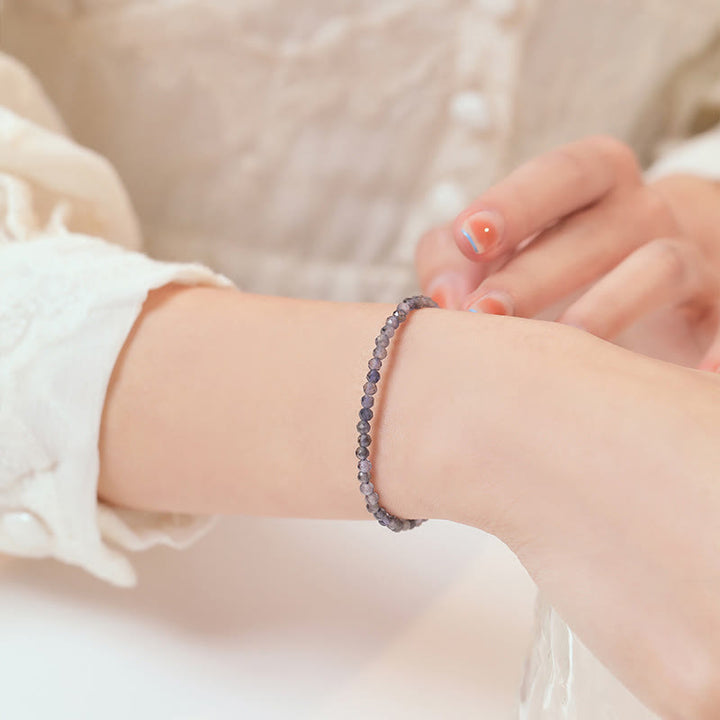 Bracelet de communication en cuivre plaqué or 14 carats avec perles ultra-fines en améthyste et iolite de 3 mm de Buddha Stones