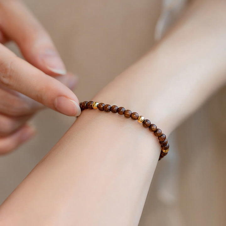 Bracelet de protection en perles de cuivre plaqué or 14 carats ultra-minces en bois de santal de 4 mm de Buddha Stones