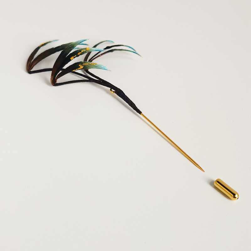Broche en velours faite à la main avec des Buddha Stones et des feuilles de bambou vertes en soie de mûrier