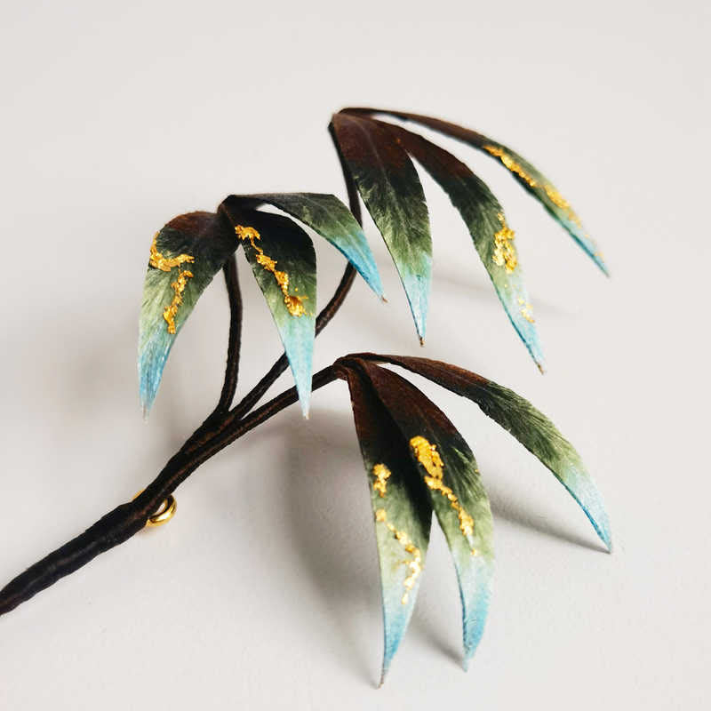 Broche en velours faite à la main avec des Buddha Stones et des feuilles de bambou vertes en soie de mûrier