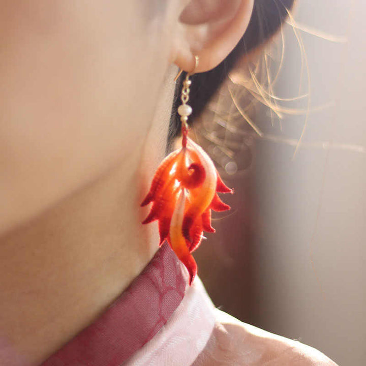 Buddha Stones' oreilles pendantes en cuivre plaqué or 14 carats faites à la main en velours et soie de mûrier avec plumes rouges