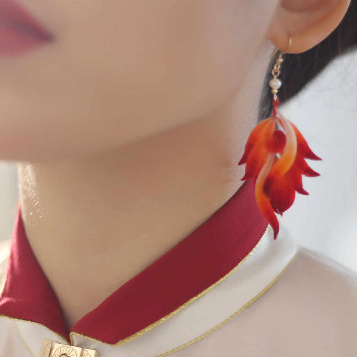 Buddha Stones' oreilles pendantes en cuivre plaqué or 14 carats faites à la main en velours et soie de mûrier avec plumes rouges