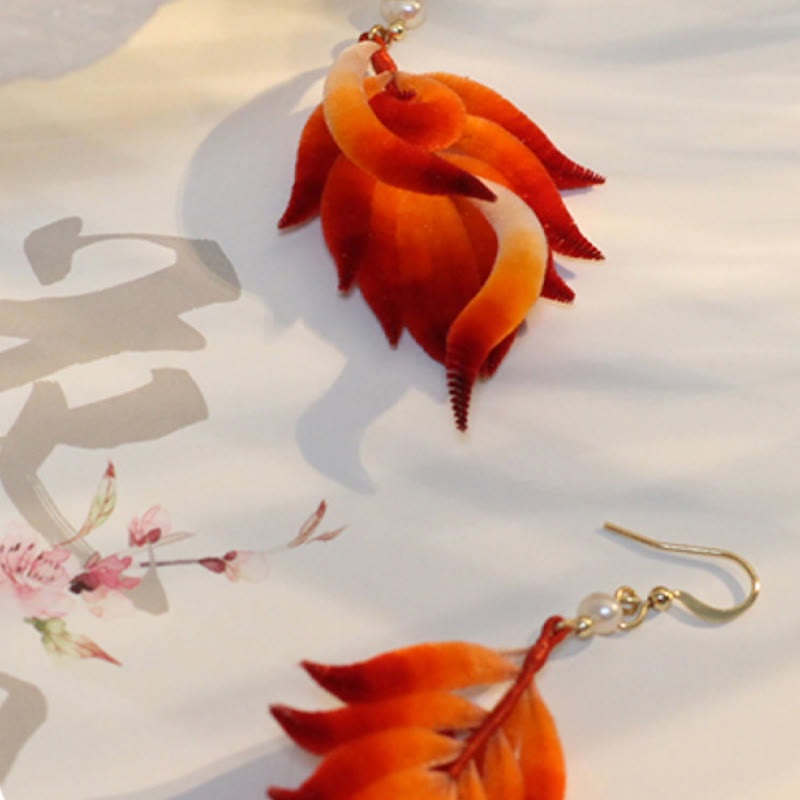 Buddha Stones' oreilles pendantes en cuivre plaqué or 14 carats faites à la main en velours et soie de mûrier avec plumes rouges