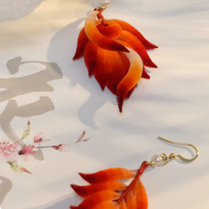 Buddha Stones' oreilles pendantes en cuivre plaqué or 14 carats faites à la main en velours et soie de mûrier avec plumes rouges