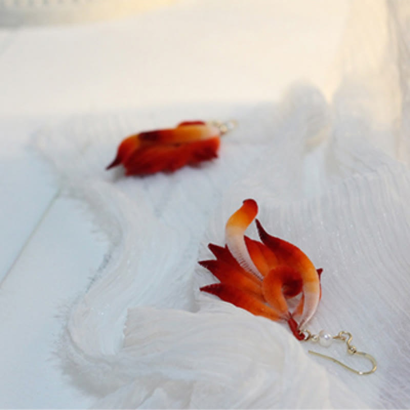 Buddha Stones' oreilles pendantes en cuivre plaqué or 14 carats faites à la main en velours et soie de mûrier avec plumes rouges