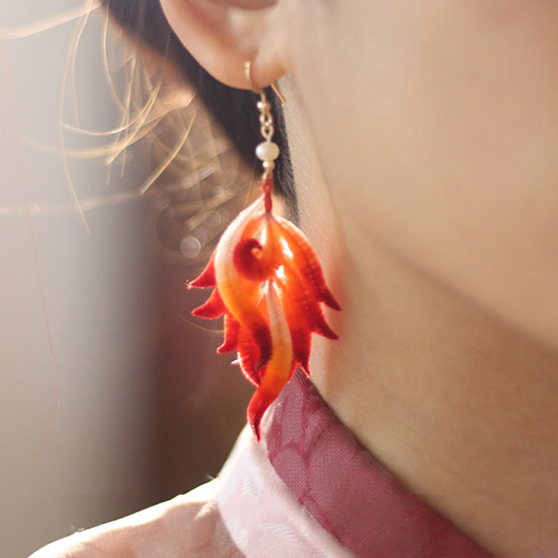 Buddha Stones' oreilles pendantes en cuivre plaqué or 14 carats faites à la main en velours et soie de mûrier avec plumes rouges