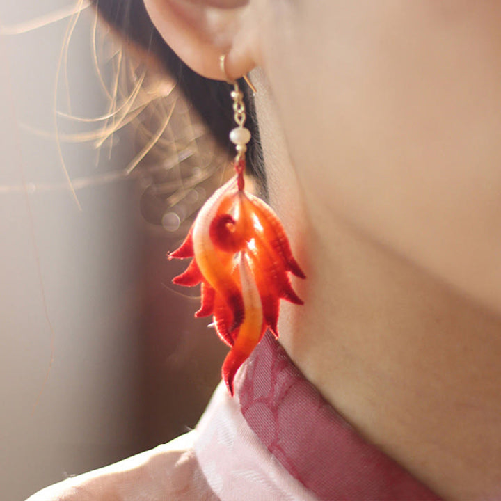 Buddha Stones' oreilles pendantes en cuivre plaqué or 14 carats faites à la main en velours et soie de mûrier avec plumes rouges