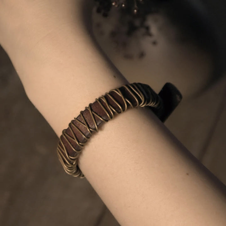 Bracelet d'équilibre en cuir et laiton avec Buddha Stones vintage