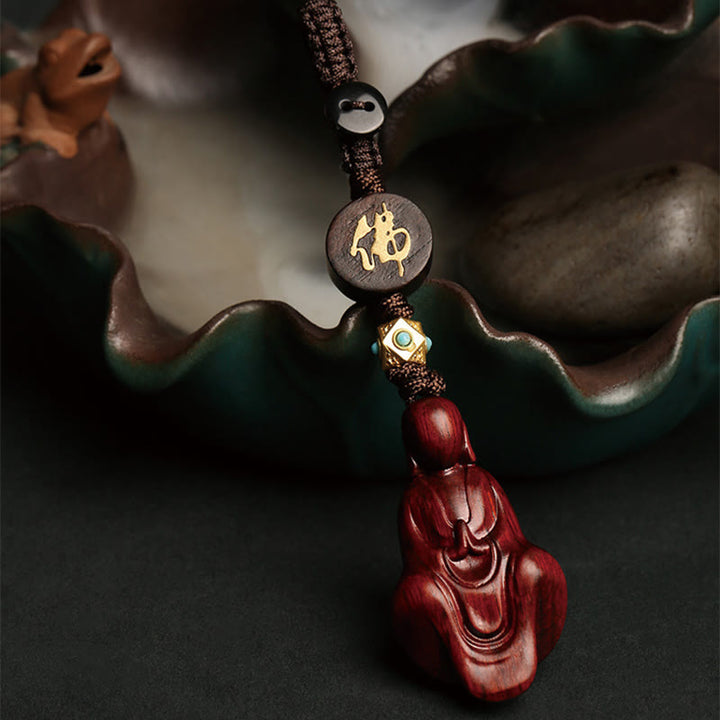 Porte-clés de protection Bouddha sans forme en bois de santal rouge à petites feuilles de Buddha Stones