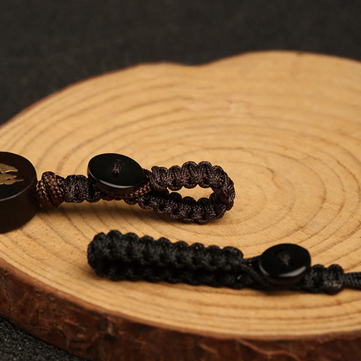 Porte-clés de protection Bouddha sans forme en bois de santal rouge à petites feuilles de Buddha Stones