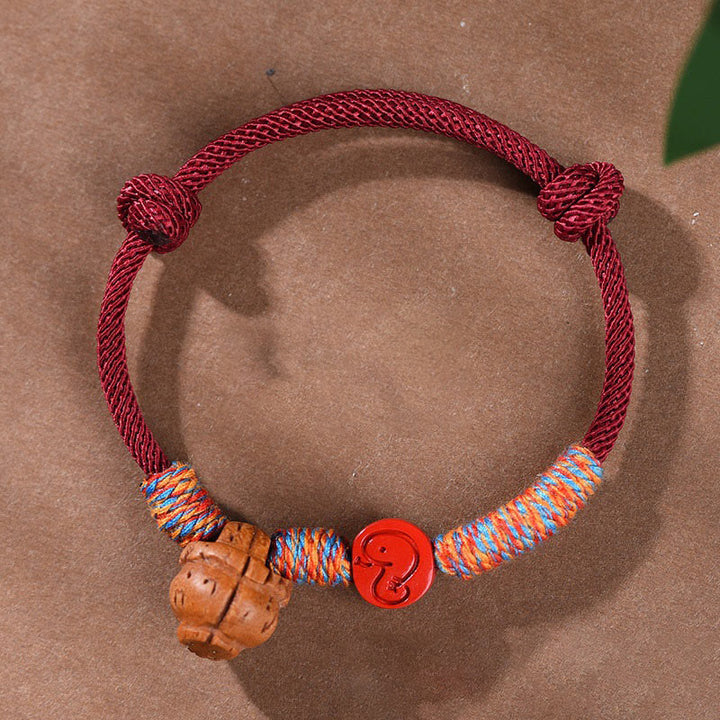 Bracelet porte-bonheur en cinabre et noyau de pêche en fil rouge fait main avec Buddha Stones et zodiaque chinois