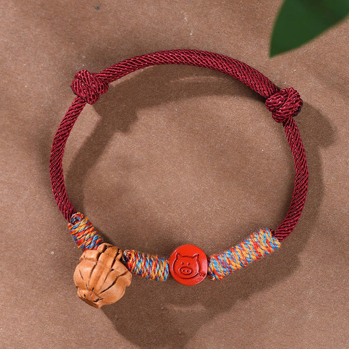 Bracelet porte-bonheur en cinabre et noyau de pêche en fil rouge fait main avec Buddha Stones et zodiaque chinois