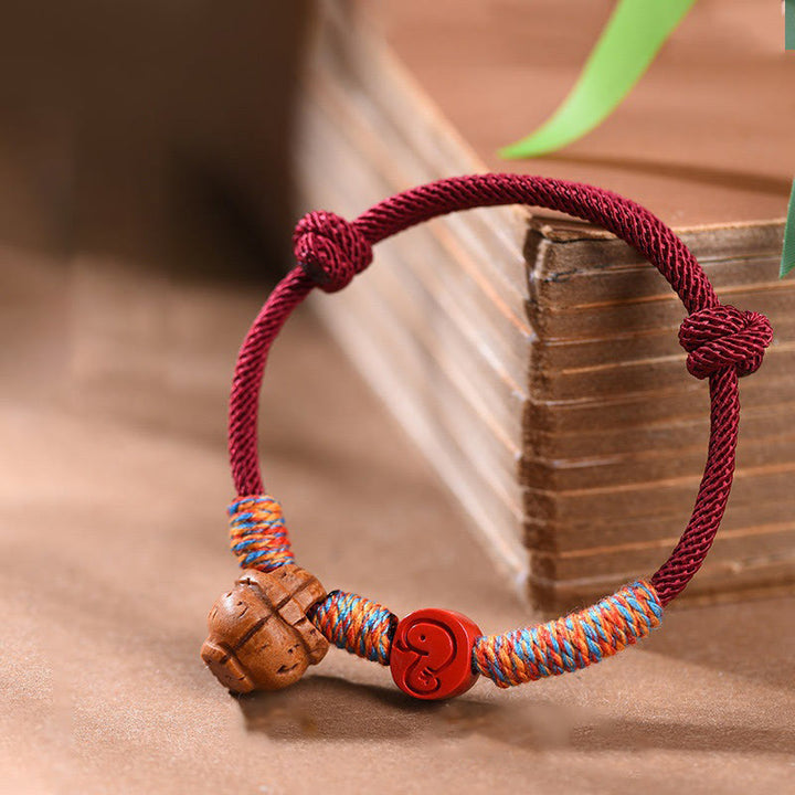 Bracelet porte-bonheur en cinabre et noyau de pêche en fil rouge fait main avec Buddha Stones et zodiaque chinois