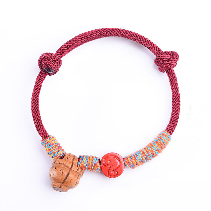 Bracelet porte-bonheur en cinabre et noyau de pêche en fil rouge fait main avec Buddha Stones et zodiaque chinois
