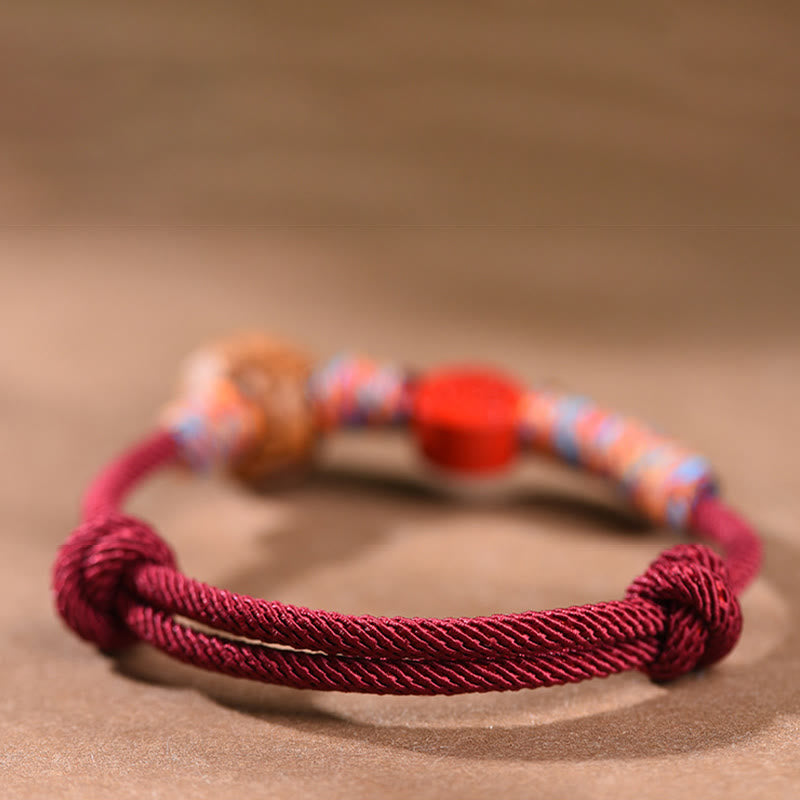 Bracelet porte-bonheur en cinabre et noyau de pêche en fil rouge fait main avec Buddha Stones et zodiaque chinois