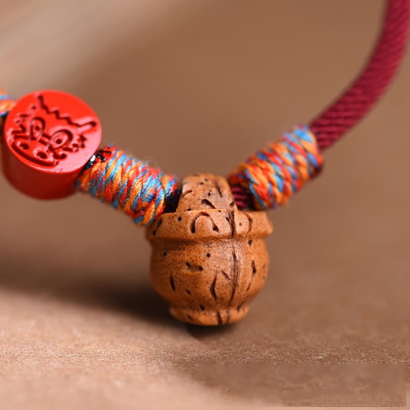 Bracelet porte-bonheur en cinabre et noyau de pêche en fil rouge fait main avec Buddha Stones et zodiaque chinois