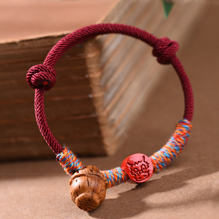 Bracelet porte-bonheur en cinabre et noyau de pêche en fil rouge fait main avec Buddha Stones et zodiaque chinois