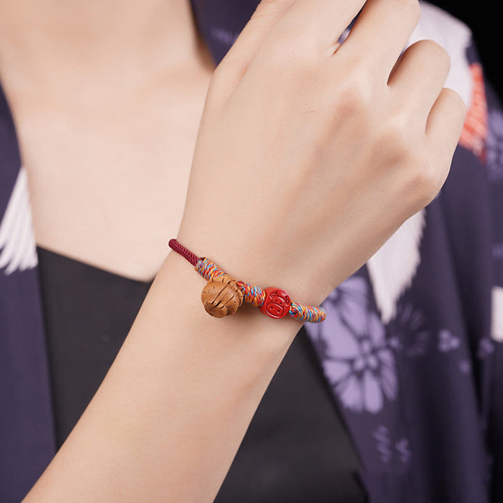 Bracelet porte-bonheur en cinabre et noyau de pêche en fil rouge fait main avec Buddha Stones et zodiaque chinois