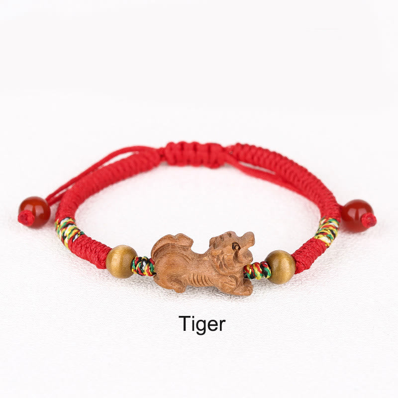 Bracelet porte-bonheur en bois de pêcher avec cordon rouge et signe du zodiaque chinois fait main par Buddha Stones