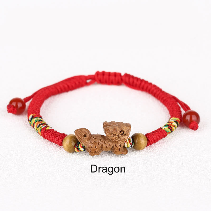 Bracelet porte-bonheur en bois de pêcher avec cordon rouge et signe du zodiaque chinois fait main par Buddha Stones