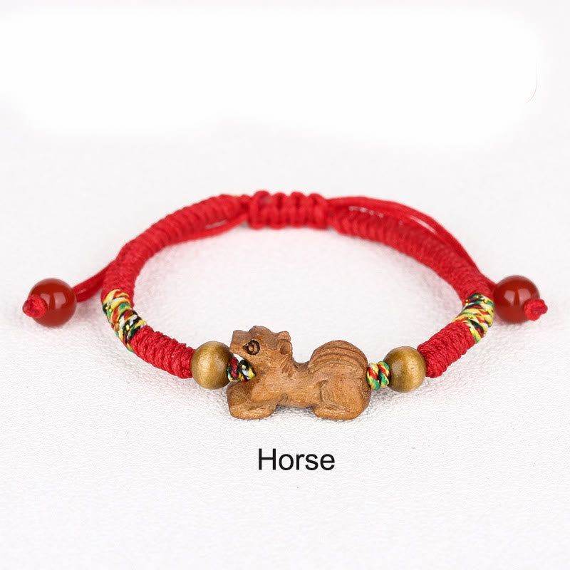 Bracelet porte-bonheur en bois de pêcher avec cordon rouge et signe du zodiaque chinois fait main par Buddha Stones