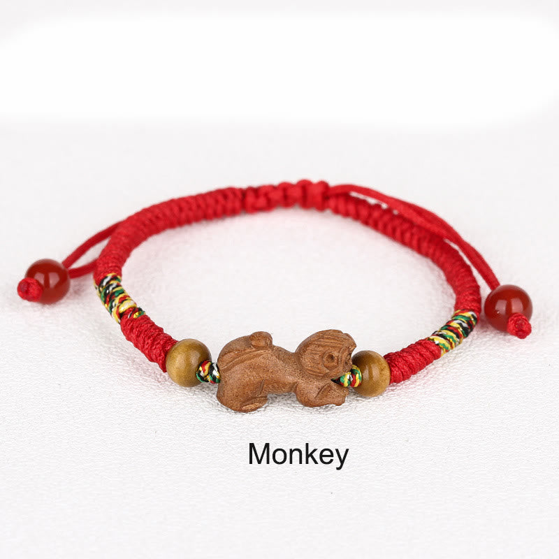 Bracelet porte-bonheur en bois de pêcher avec cordon rouge et signe du zodiaque chinois fait main par Buddha Stones