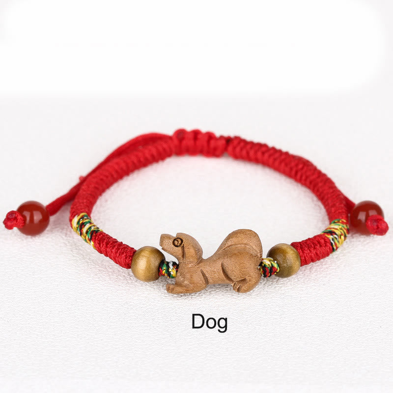 Bracelet porte-bonheur en bois de pêcher avec cordon rouge et signe du zodiaque chinois fait main par Buddha Stones