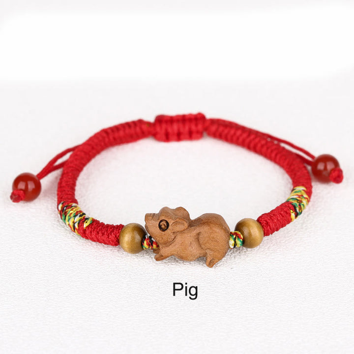 Bracelet porte-bonheur en bois de pêcher avec cordon rouge et signe du zodiaque chinois fait main par Buddha Stones