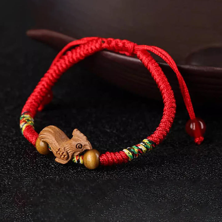 Bracelet porte-bonheur en bois de pêcher avec cordon rouge et signe du zodiaque chinois fait main par Buddha Stones