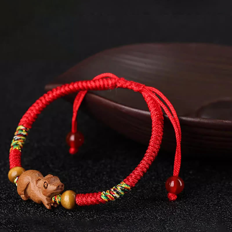 Bracelet porte-bonheur en bois de pêcher avec cordon rouge et signe du zodiaque chinois fait main par Buddha Stones