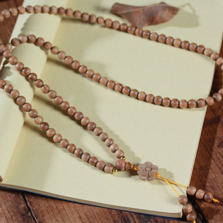 Bracelet Mala de guérison avec breloque en bois de santal et fleur de prunier et Buddha Stones