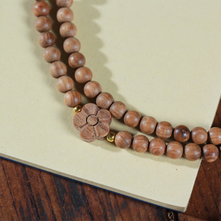 Bracelet Mala de guérison avec breloque en bois de santal et fleur de prunier et Buddha Stones