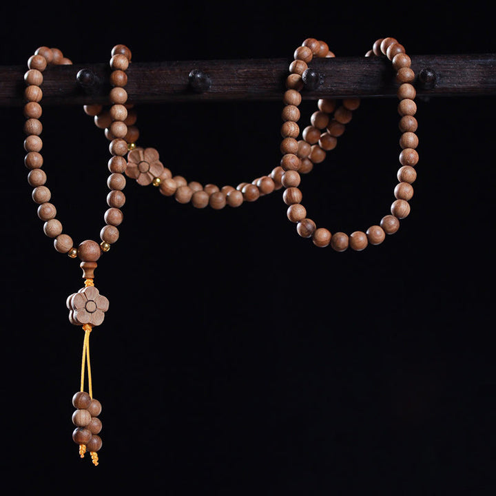 Bracelet Mala de guérison avec breloque en bois de santal et fleur de prunier et Buddha Stones