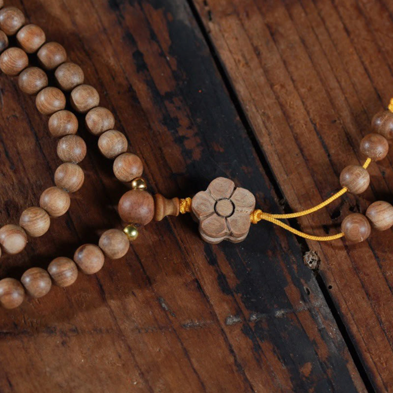 Bracelet Mala de guérison avec breloque en bois de santal et fleur de prunier et Buddha Stones