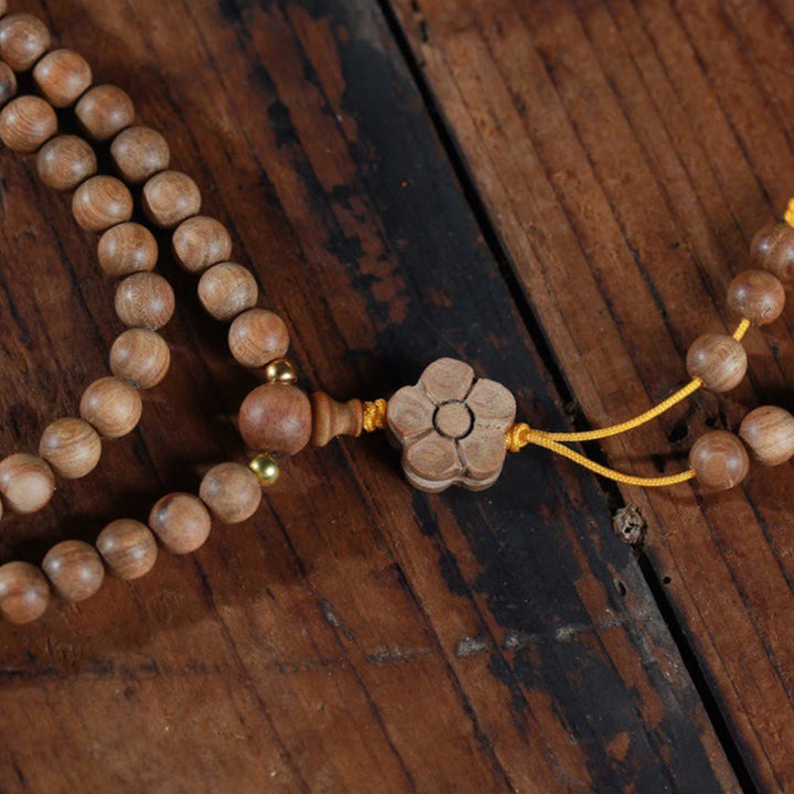 Bracelet Mala de guérison avec breloque en bois de santal et fleur de prunier et Buddha Stones