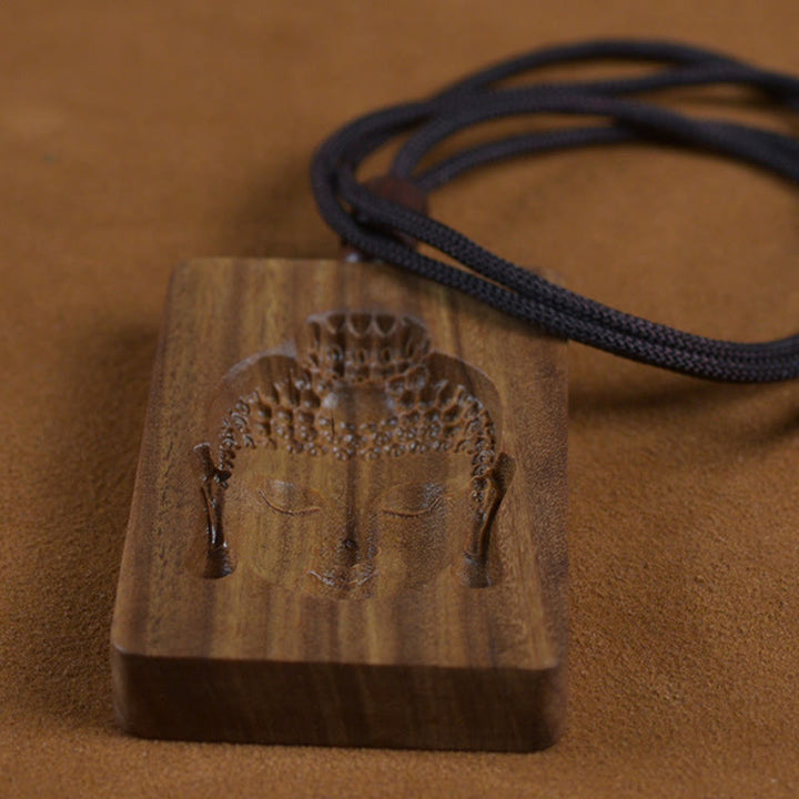 Collier pendentif symbole positif Buddha Stones en bois de santal vert