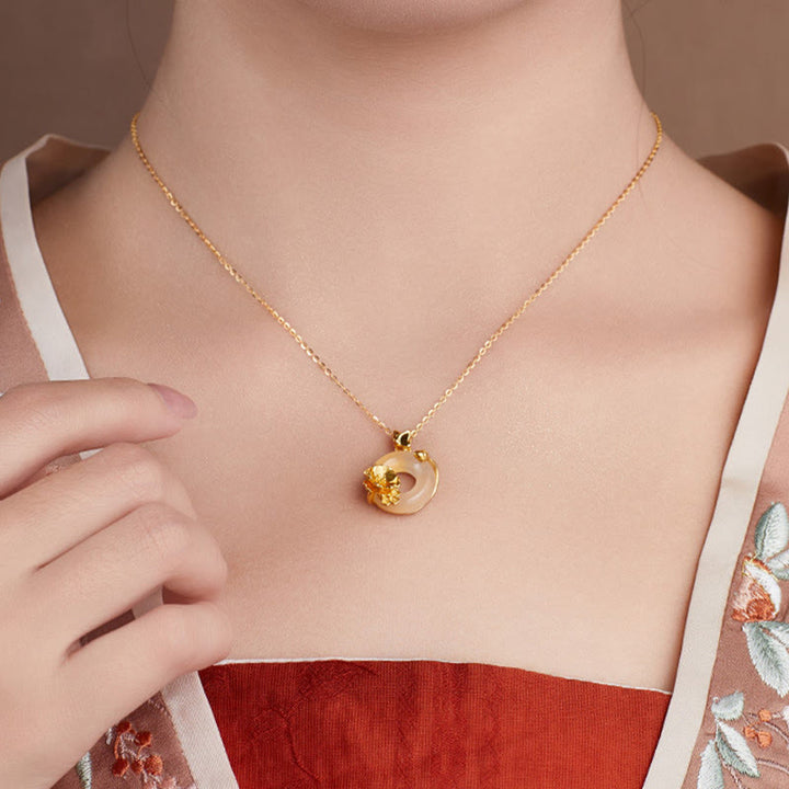 Collier avec pendentif positif en forme de papillon et fleur de pêcher en argent sterling 925 avec boucle de paix en calcédoine blanche et pierres de Buddha Stones