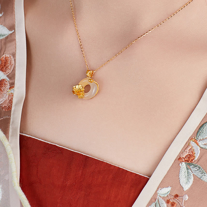 Collier avec pendentif positif en forme de papillon et fleur de pêcher en argent sterling 925 avec boucle de paix en calcédoine blanche et pierres de Buddha Stones