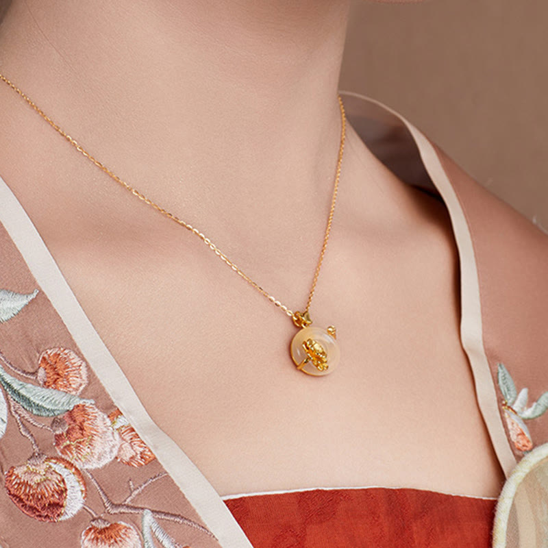 Collier avec pendentif positif en forme de papillon et fleur de pêcher en argent sterling 925 avec boucle de paix en calcédoine blanche et pierres de Buddha Stones