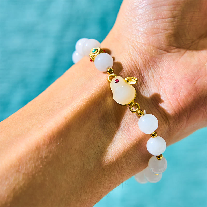 Bracelet porte-bonheur en jade et soie dorée avec Buddha Stones et lapin mignon