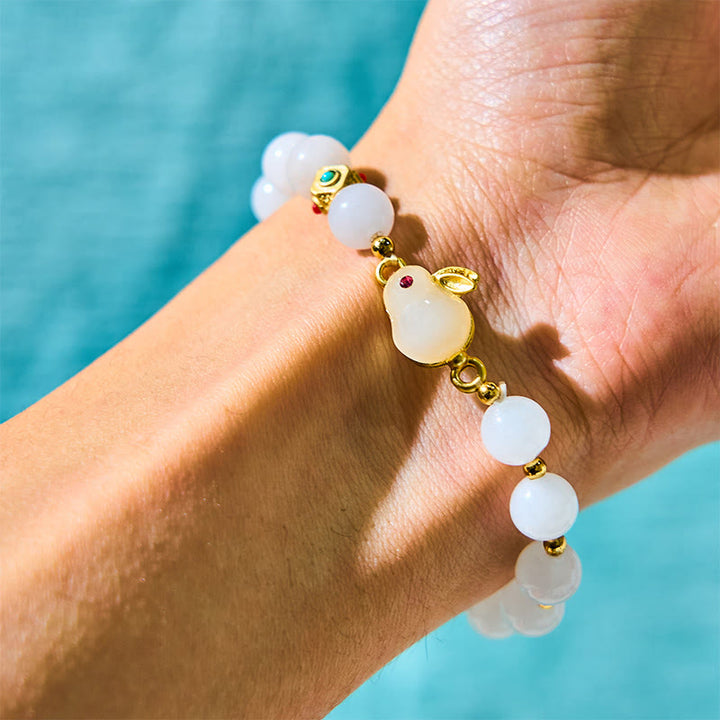 Bracelet porte-bonheur en jade et soie dorée avec Buddha Stones et lapin mignon