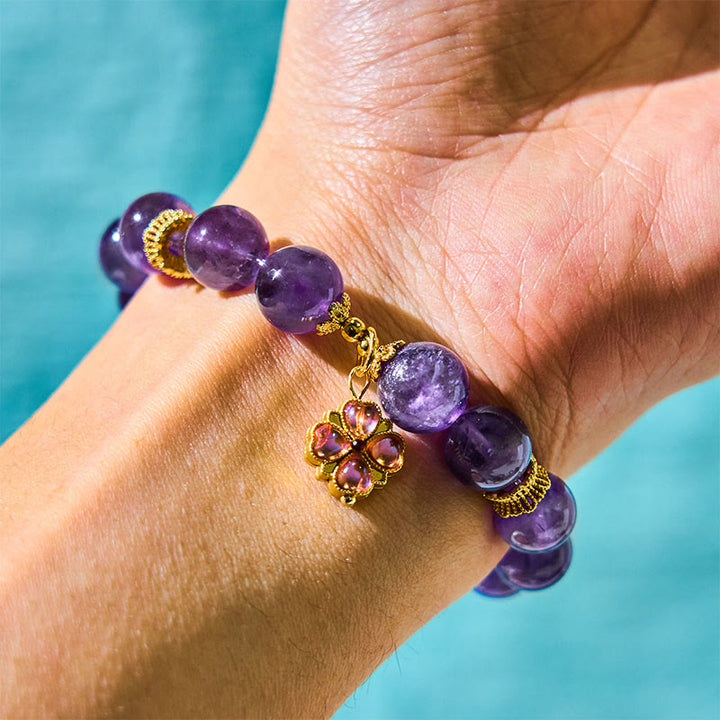 Bracelet de communication avec breloque en améthyste naturelle et trèfle à quatre feuilles de Buddha Stones
