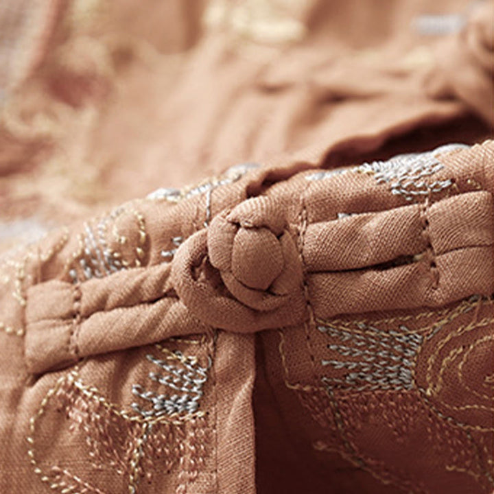 Chemise décontractée en coton à manches trois-quarts et col ras du cou avec broderies de plantes et boutons en forme de grenouille pour femmes Buddha Stones
