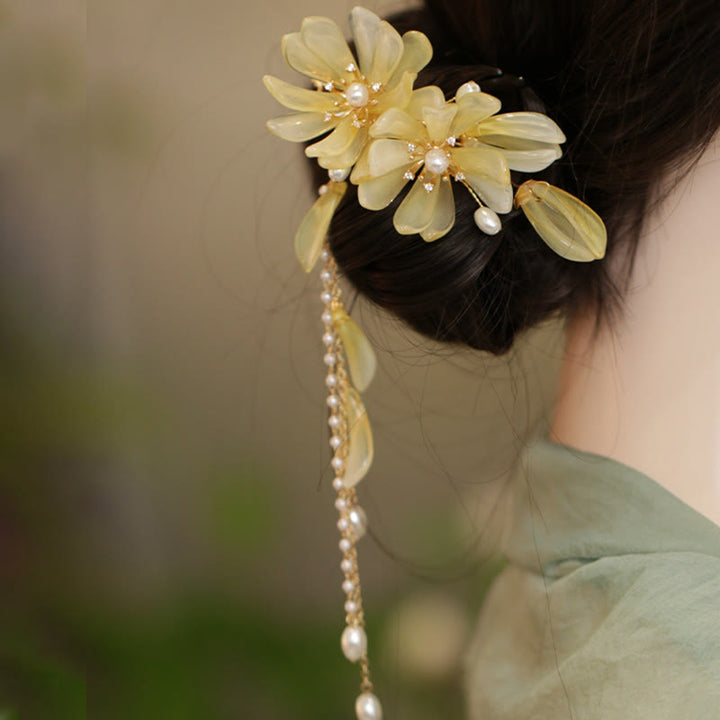 Pince à cheveux latérale classique à pompon en magnolia de Buddha Stones